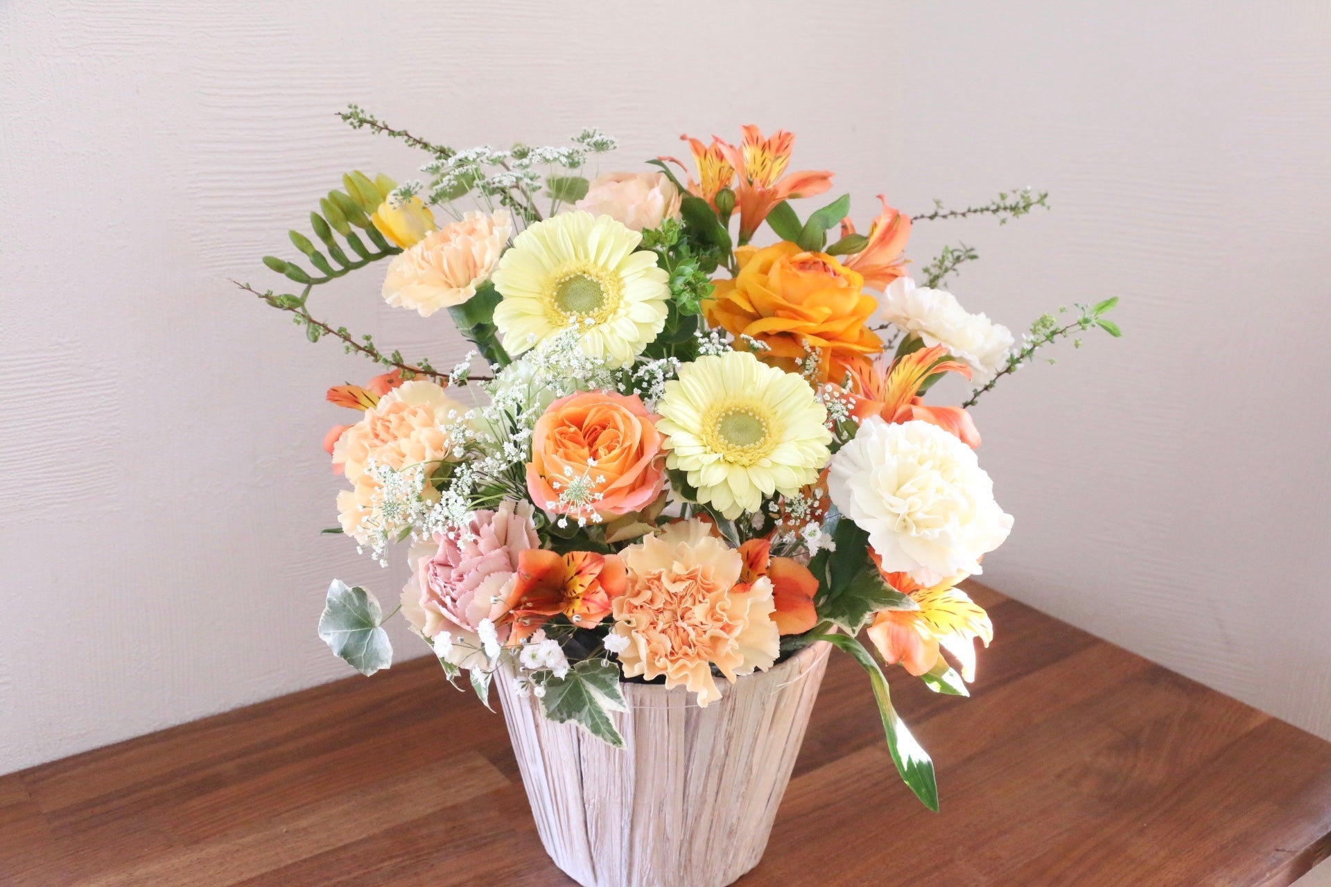 フラワーアレンジメントの水やり方法｜長持ちさせるコツと正しいお