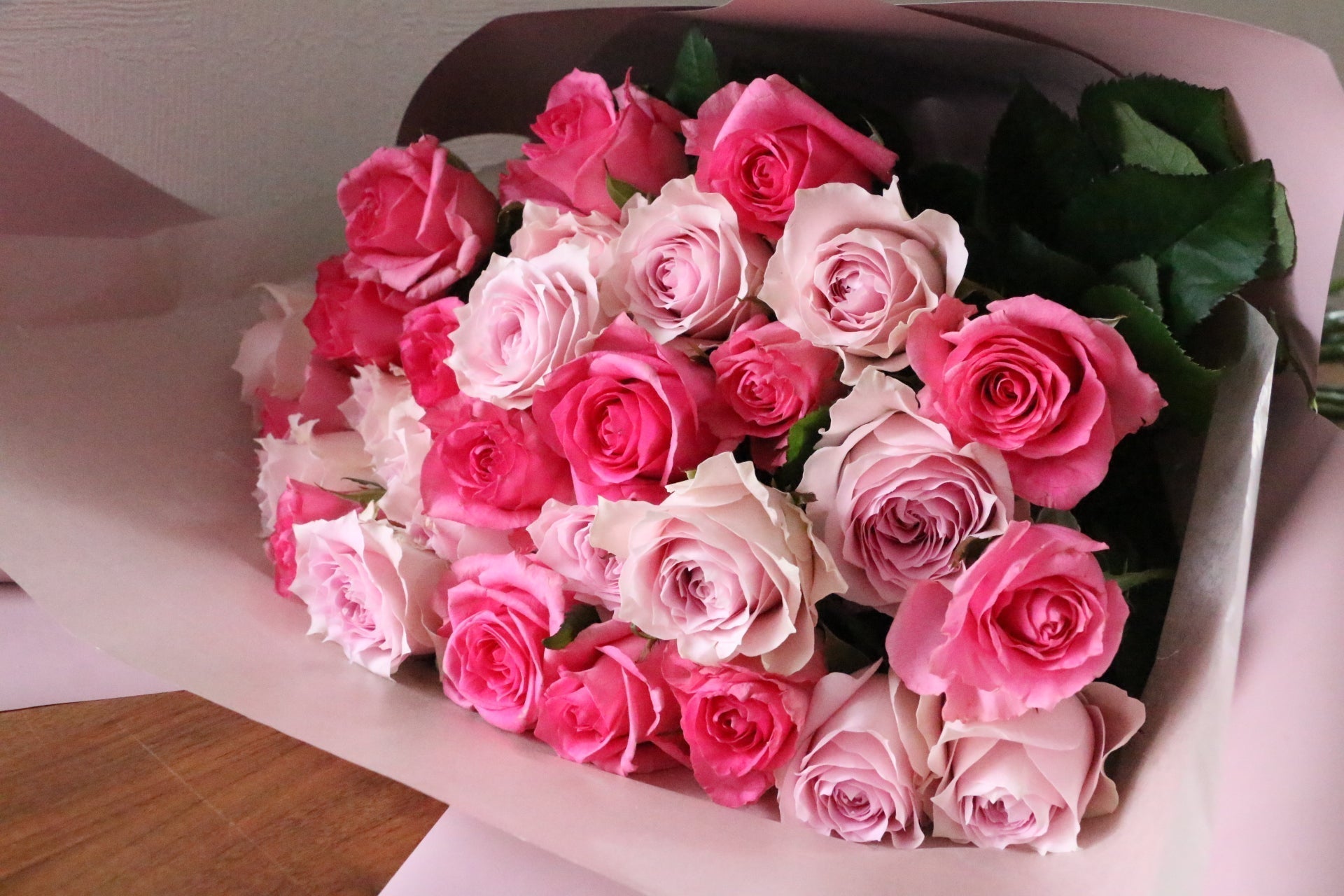 ピンクのバラの花言葉｜本数別の意味・おすすめのシーンをご紹介します – 花・花束の通販サイト｜HanaTaku, image size:1920x1280