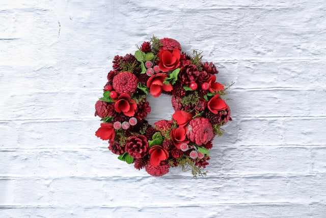 クリスマスリースはどこに飾る？玄関やリビングなど異なる意味も解説
