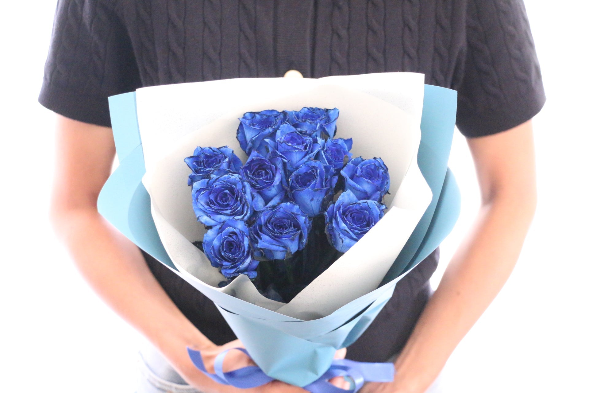 青いバラの花束