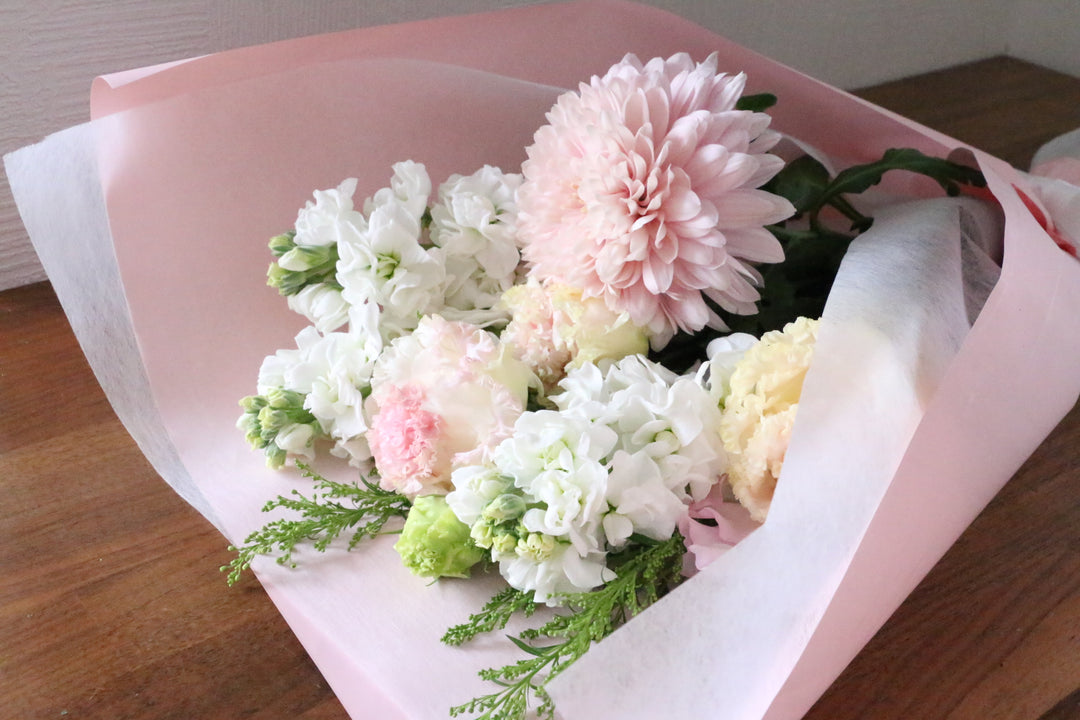 ピンク入りのトルコキキョウのお供え花束
