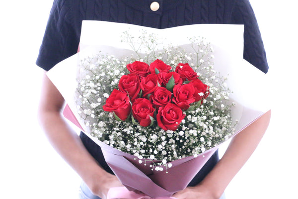 12本の赤いバラとカスミソウ(かすみ草)の花束