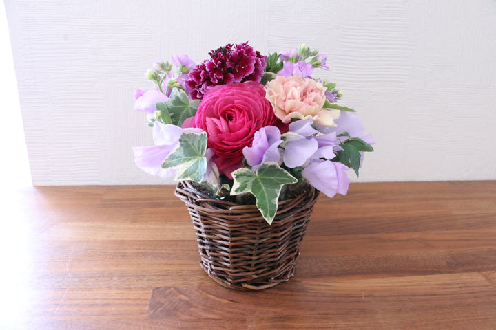 紫・ピンクのアレンジメント 3,000円サイズ