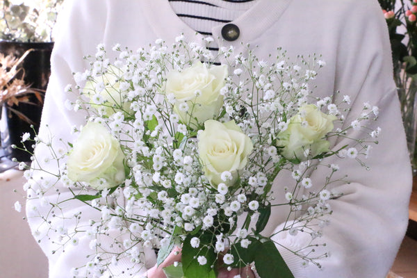 白色のバラ(5本)とカスミソウ(2本)の花束 4,500円
