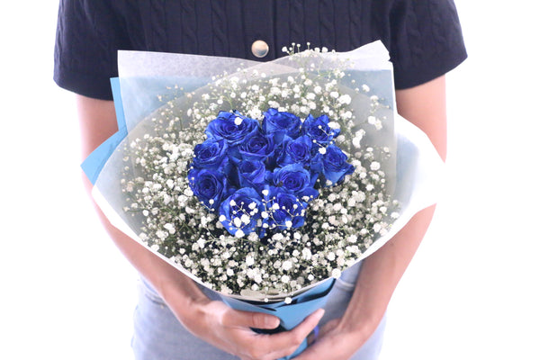 12本の青いバラとカスミソウ(かすみ草)の花束-私の妻になってください