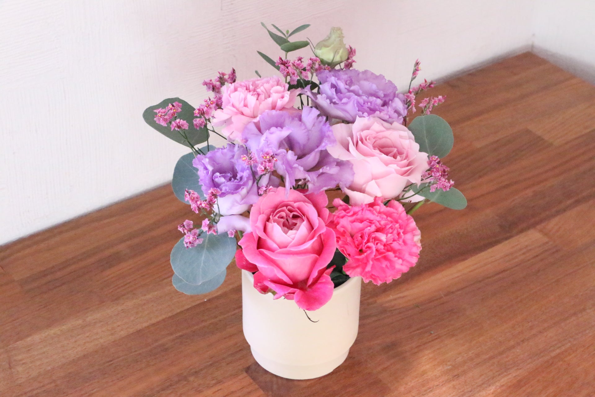 造花　フラワーアレンジメント　黒　ピンク　紫 紫・ピンクのアレンジメント 10,000円 – 花・花束の通販サイト｜HanaTaku