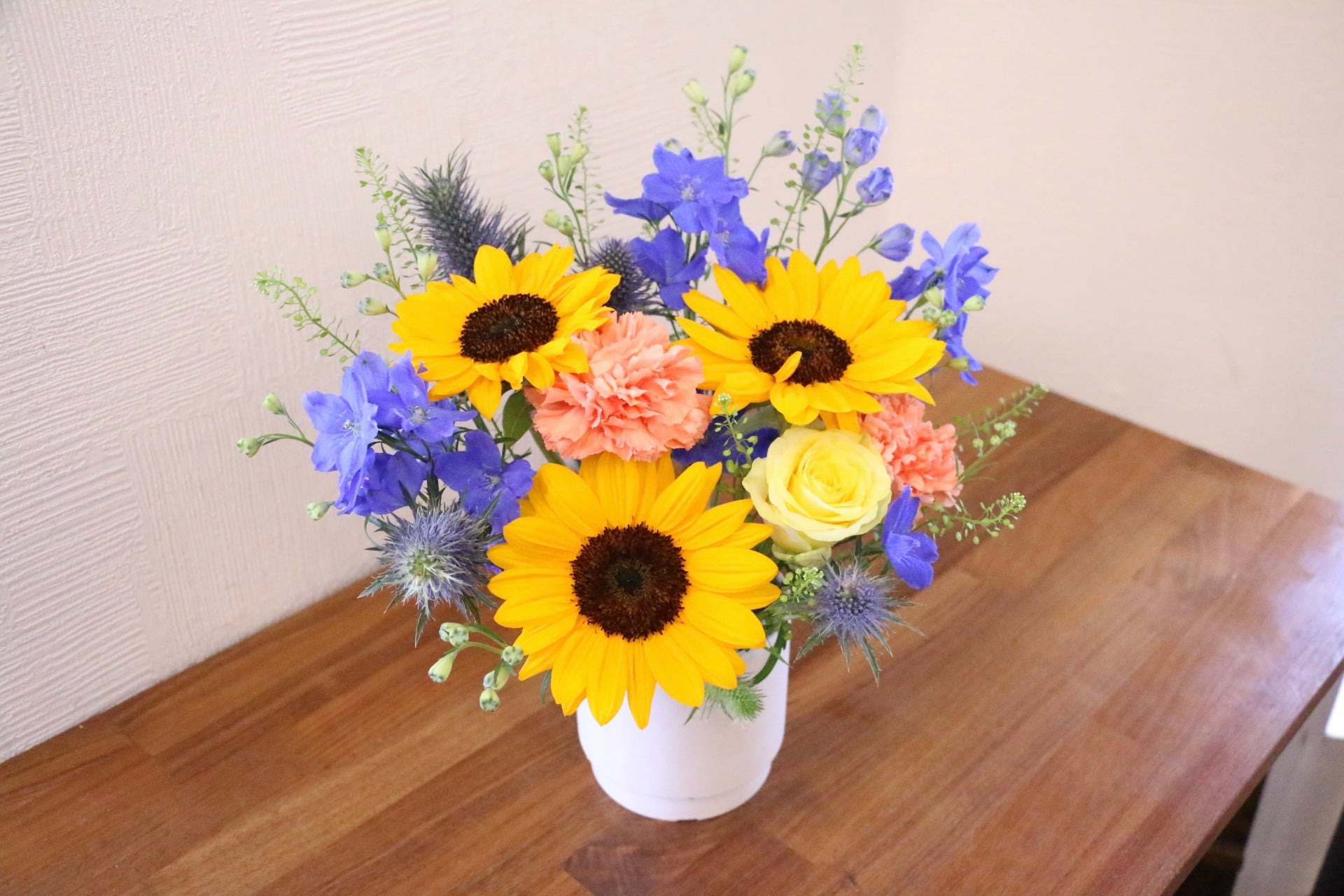 【向日葵【ひまわり】です】ご入学のお祝いアレンジ☆クリームイエロー系☆ 父の日限定】ひまわり入りアレンジメントMサイズ – 花・花束の通販