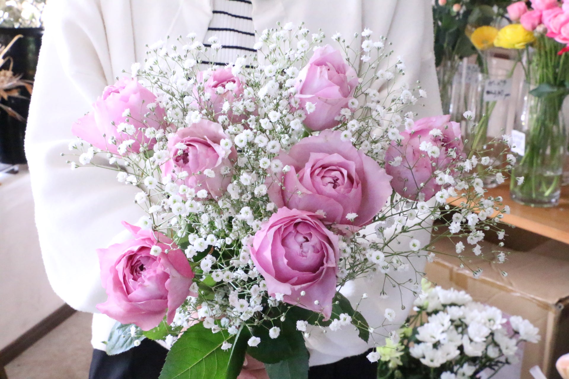 紫色のバラ（8本）とカスミソウ（3本）の花束 7,000円 – 花・花束の