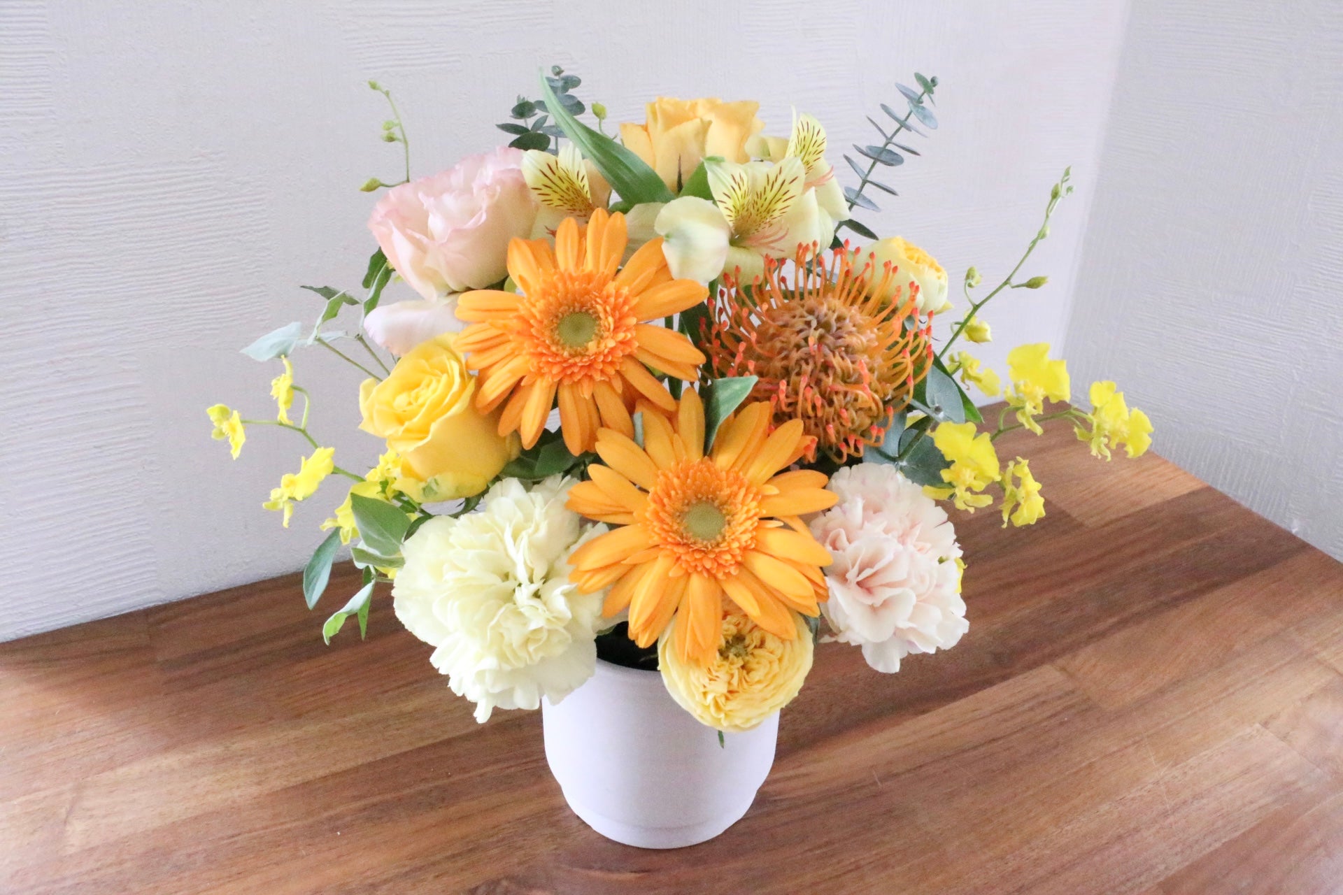 黄色・オレンジ色のアレンジメント 7,000円 – 花・花束の通販サイト