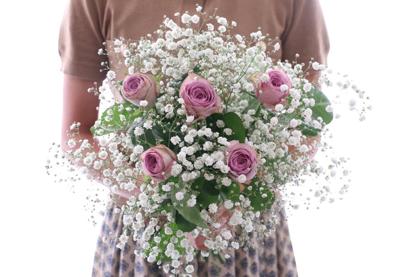 紫色のバラ(5本)とカスミソウ(2本)の花束 4,500円