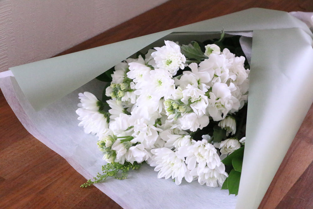 白色・グリーンのお供え花束 3,000円サイズ