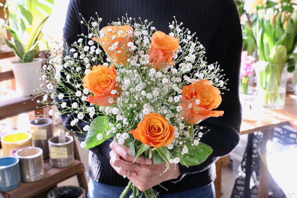 オレンジ色のバラ(5本)とカスミソウ(2本)の花束 4,500円