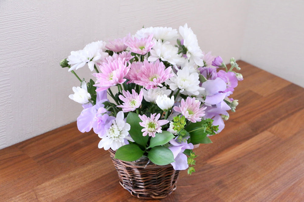 お供え花 アレンジメント 3,500円サイズ 白・ピンク・紫色