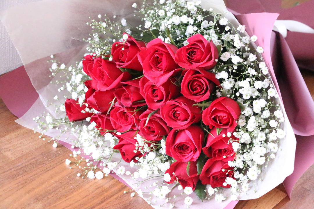 【プロポーズ】20本の赤いバラとカスミソウ(包み込み)の花束・ブーケ