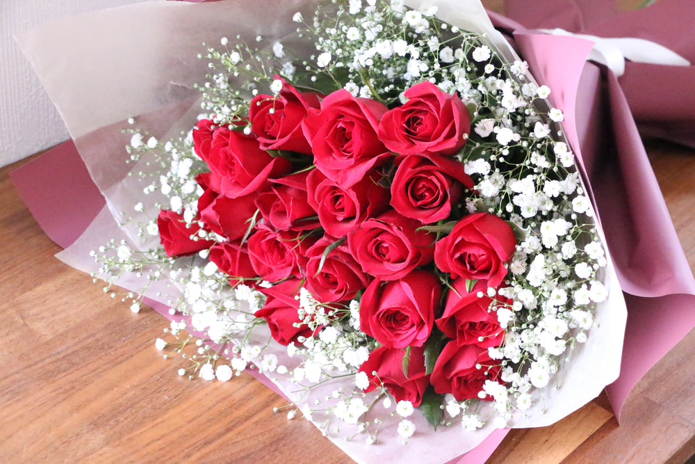 【プロポーズ】20本の赤いバラとカスミソウ(包み込み)の花束・ブーケ