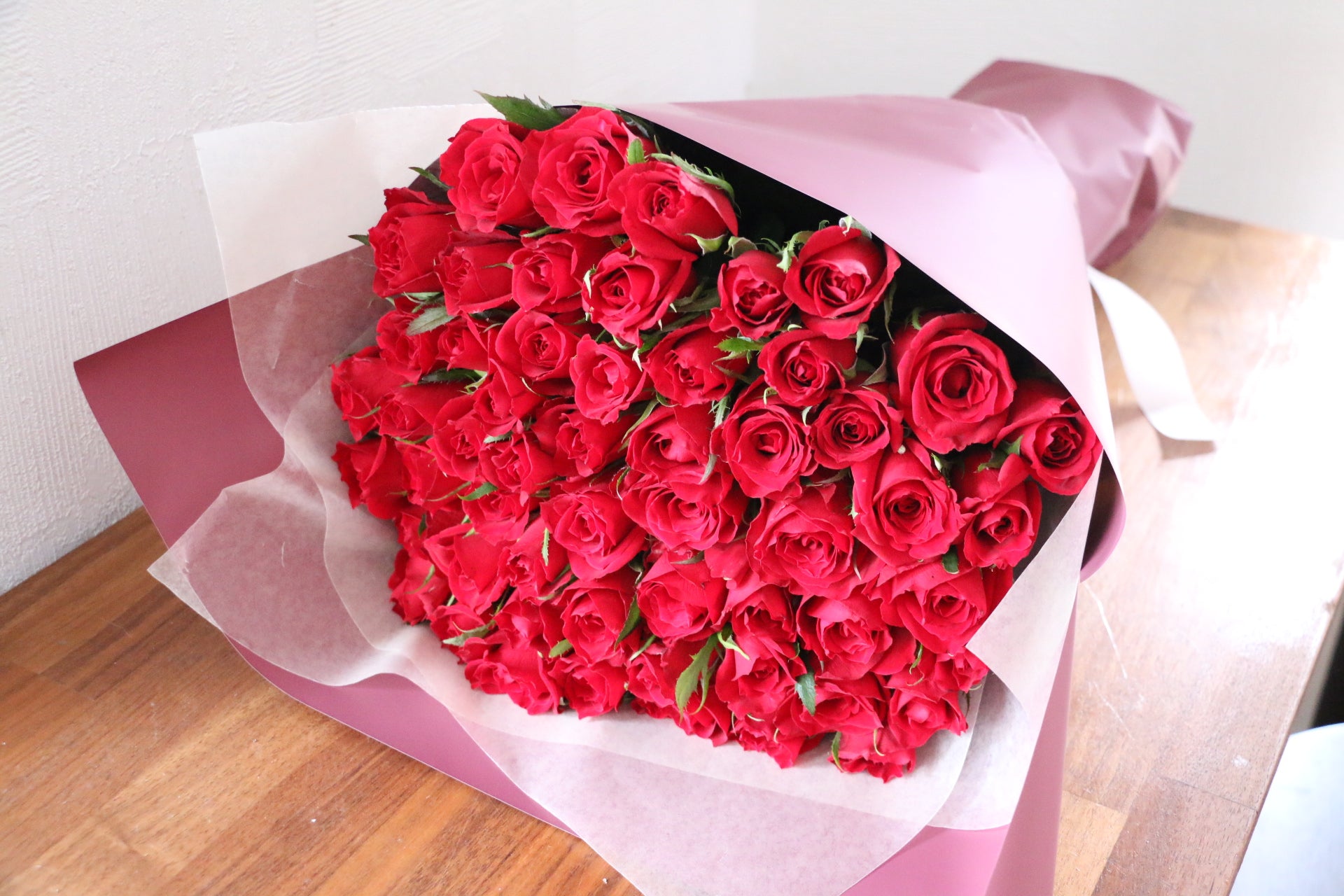 55本の赤いバラの花束 – 花・花束の通販サイト｜HanaTaku