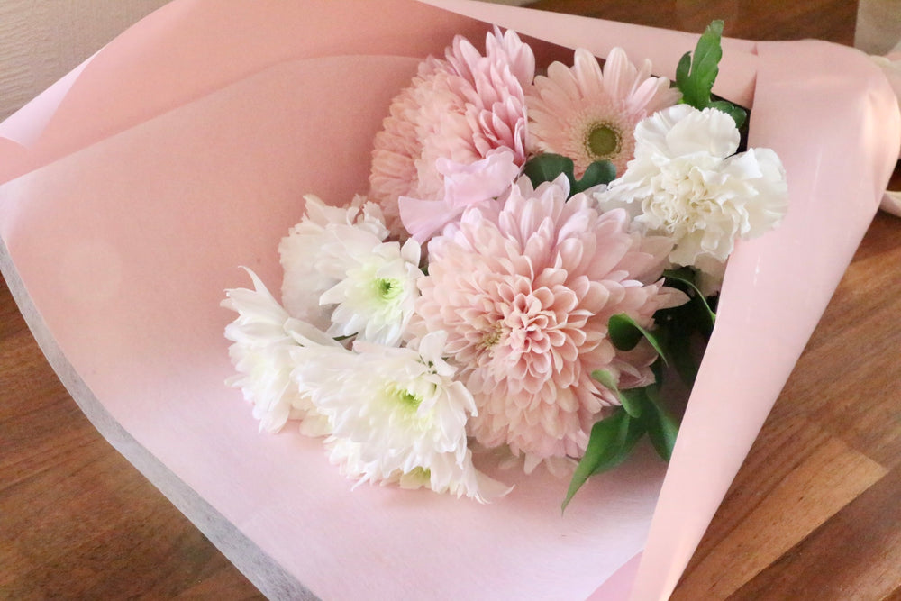 白色・ピンク色のお供え花束 3,000円サイズ