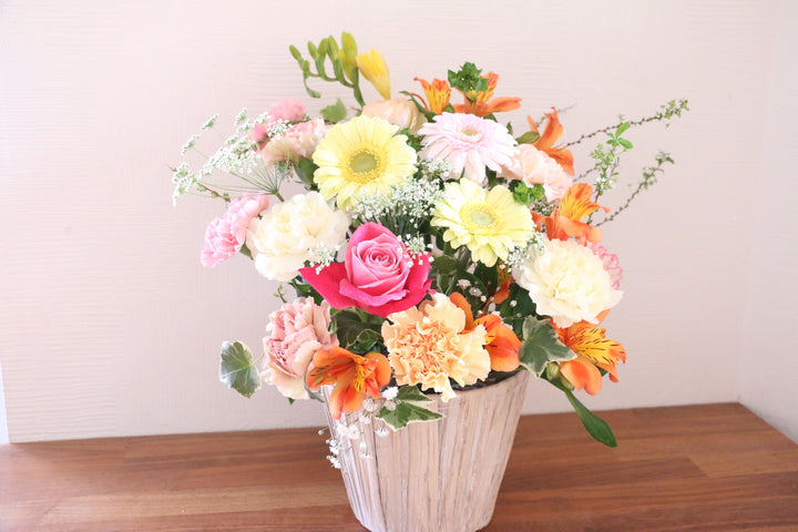 ピンク・黄色のアレンジメント  9,000円サイズ