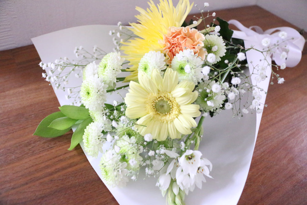お供え花 花束3,000円サイズ 白・黄色