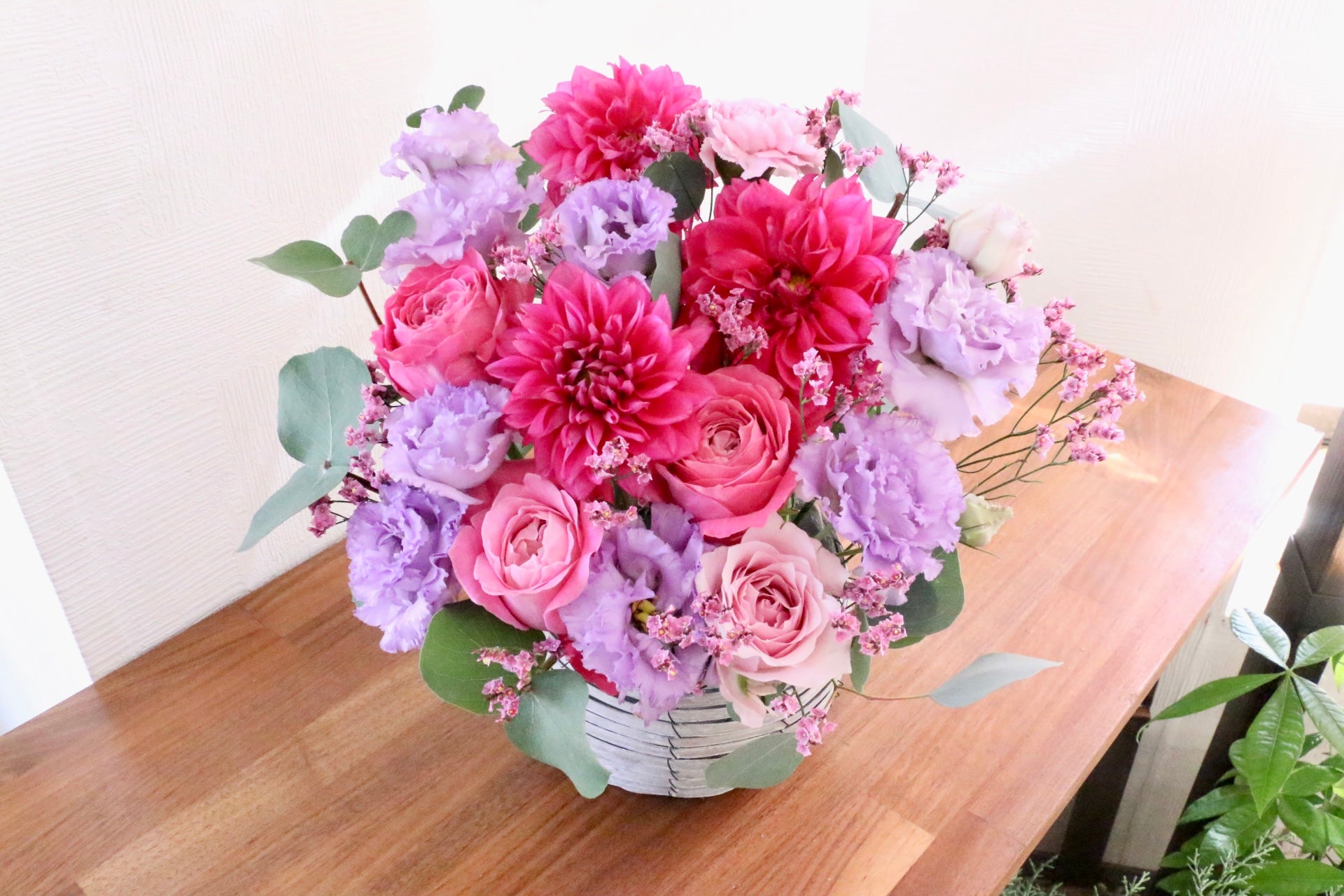 造花　フラワーアレンジメント　黒　ピンク　紫 紫・ピンクのアレンジメント 10,000円 – 花・花束の通販サイト｜HanaTaku