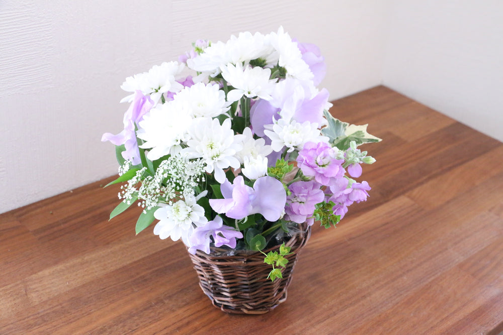 お供え花 アレンジメント 3,500円サイズ 白・紫色