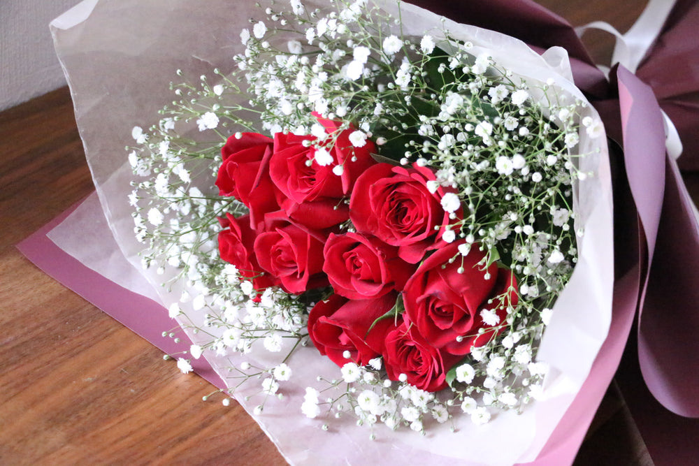 9本の赤いバラとかすみ草(包み込み)の花束・ブーケ