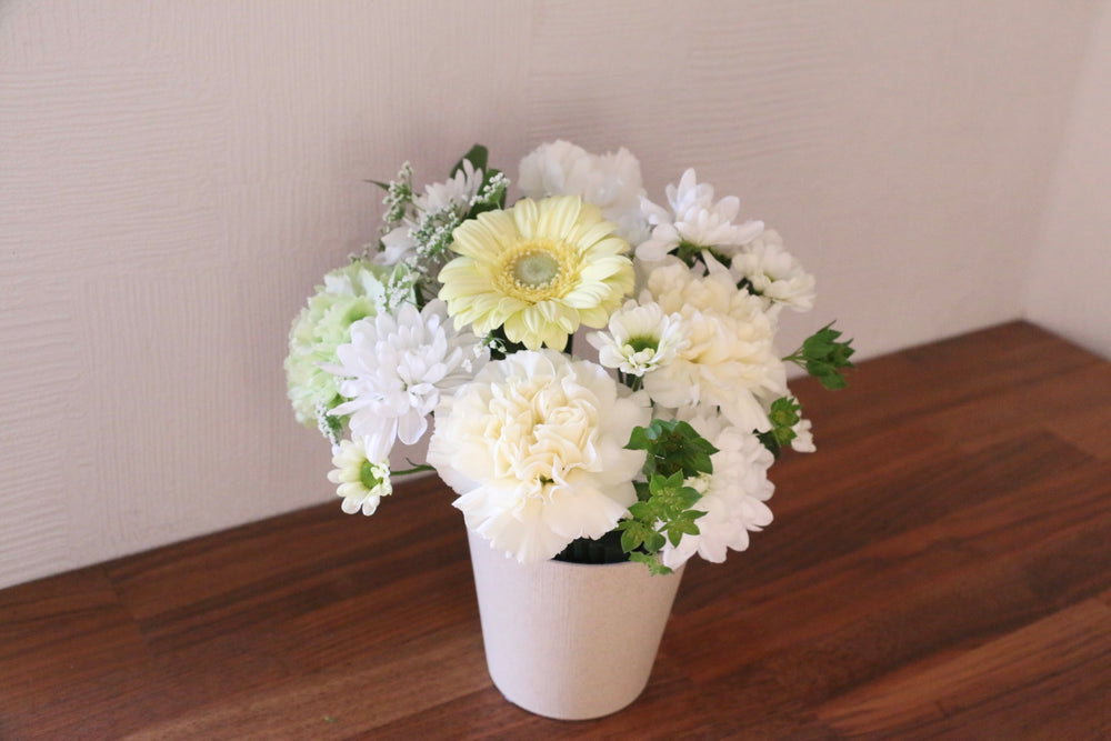 お供え花 アレンジメント 3,500円サイズ 白・黄色・オレンジ