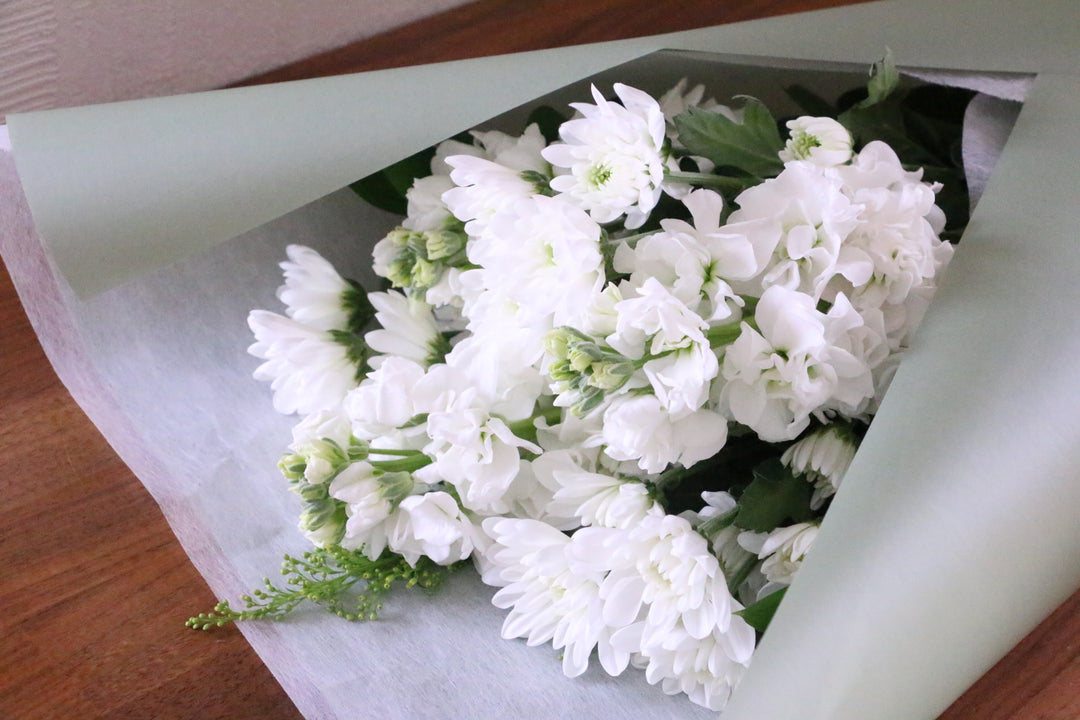 白色・グリーンのお供え花束 3,000円サイズ