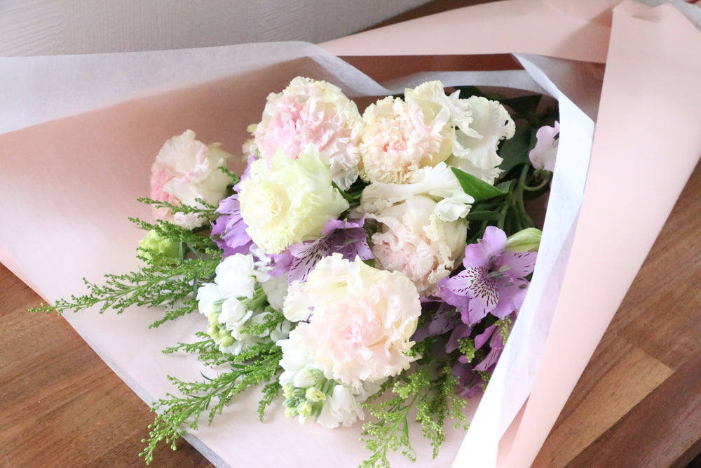 ピンク色のトルコキキョウ入り紫色・ピンク色のお供え花束 5,000円サイズ