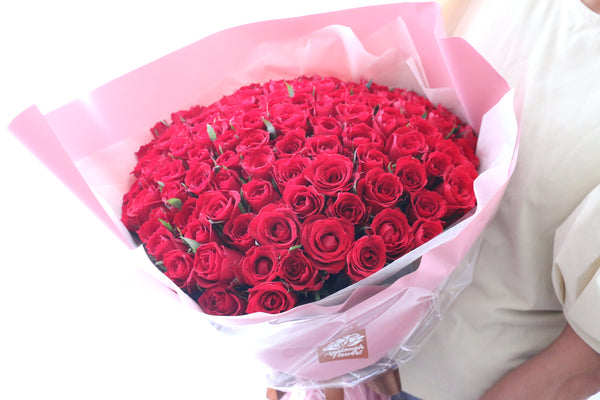 100本のバラの花束-100%の愛