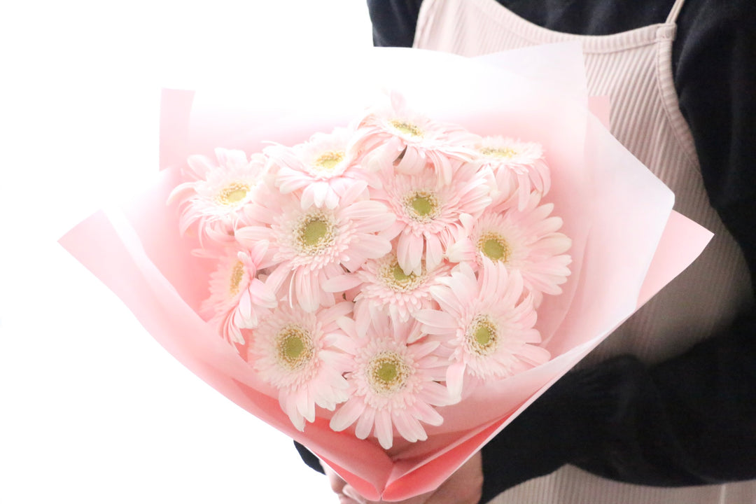ピンク色のガーベラの花束(12本)-私の妻になってください