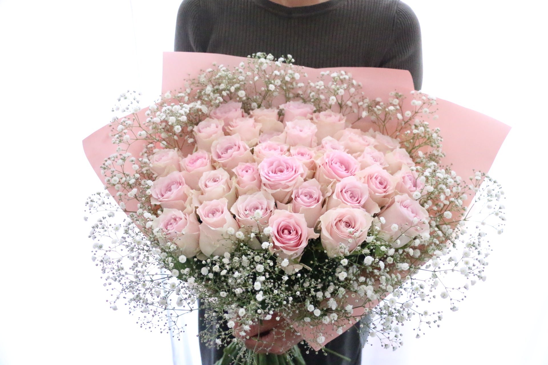 33本のピンク色のバラとカスミソウ4本の花束 – 花・花束の通販サイト