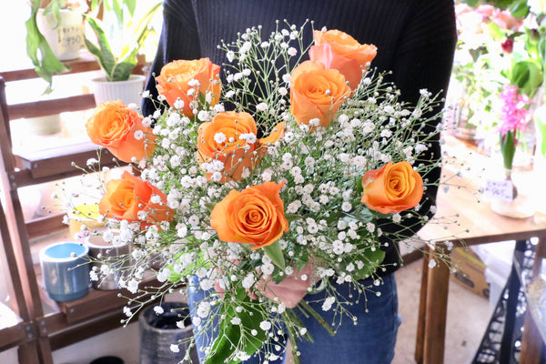 オレンジ色のバラ(8本)とカスミソウ(3本)の花束 7,000円
