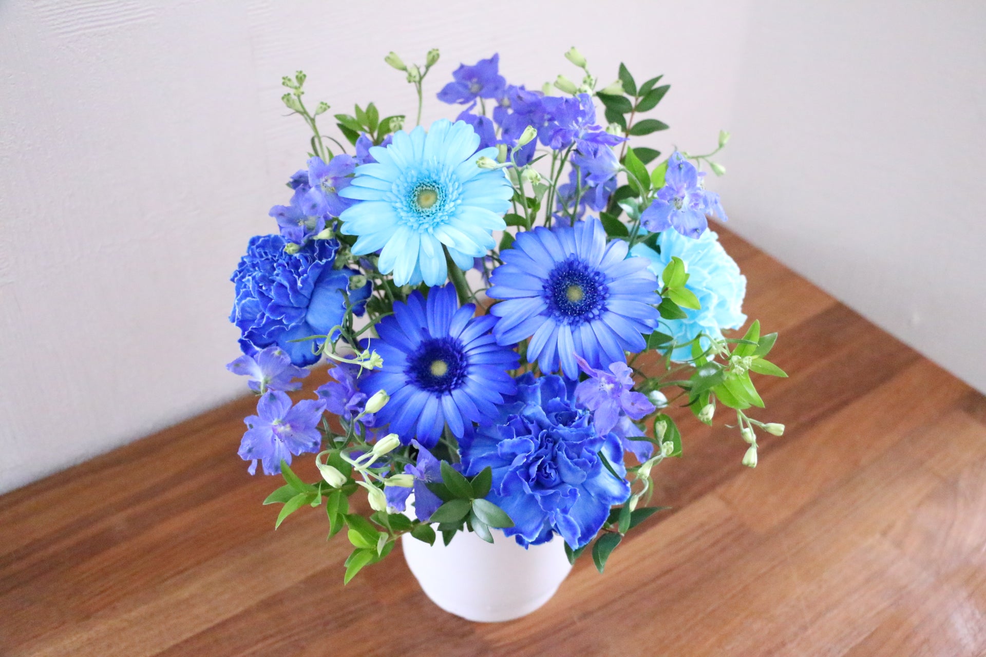青・水色・白のアレンジメント 6,000円 – 花・花束の通販サイト｜HanaTaku