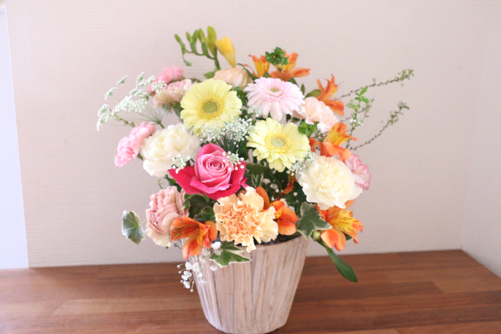ピンク・黄色のアレンジメント  9,000円サイズ