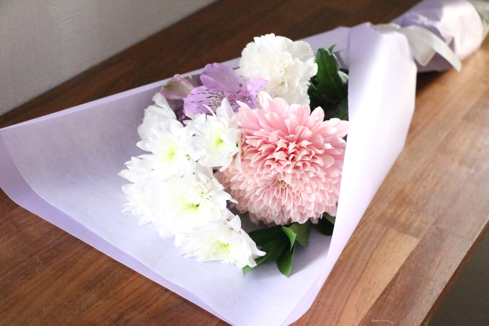白色・ピンク色・紫色のお供え花束 3,000円サイズ