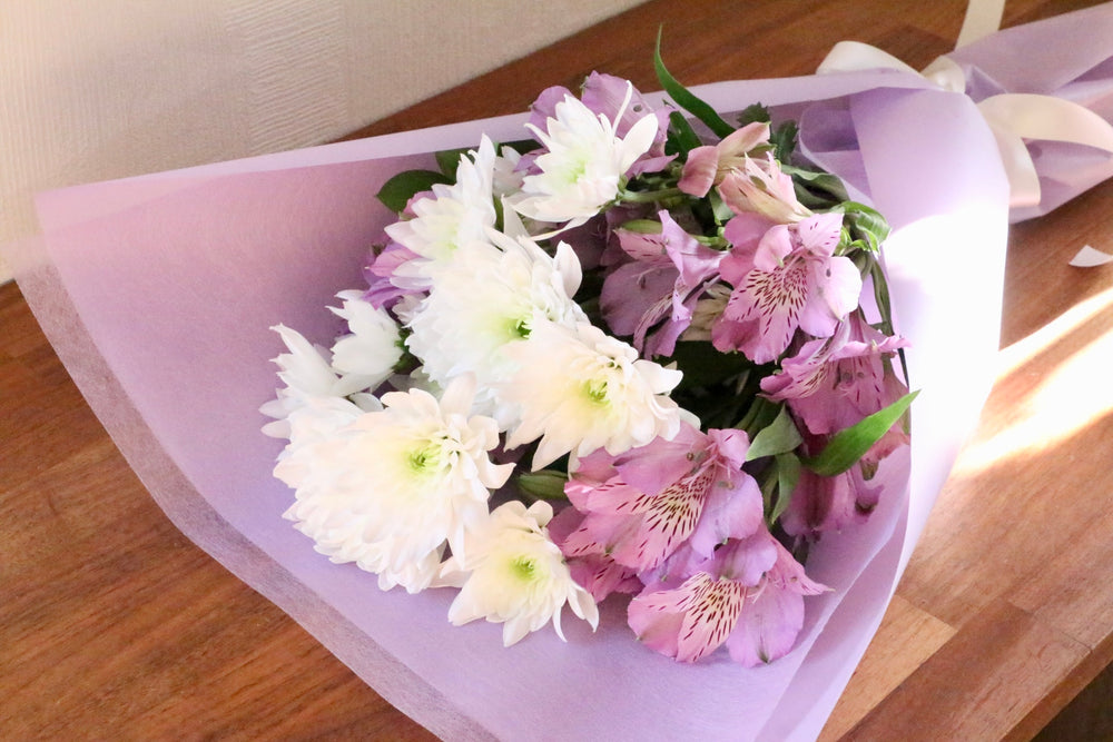 白色・紫色のお供え花束 3,000円サイズ