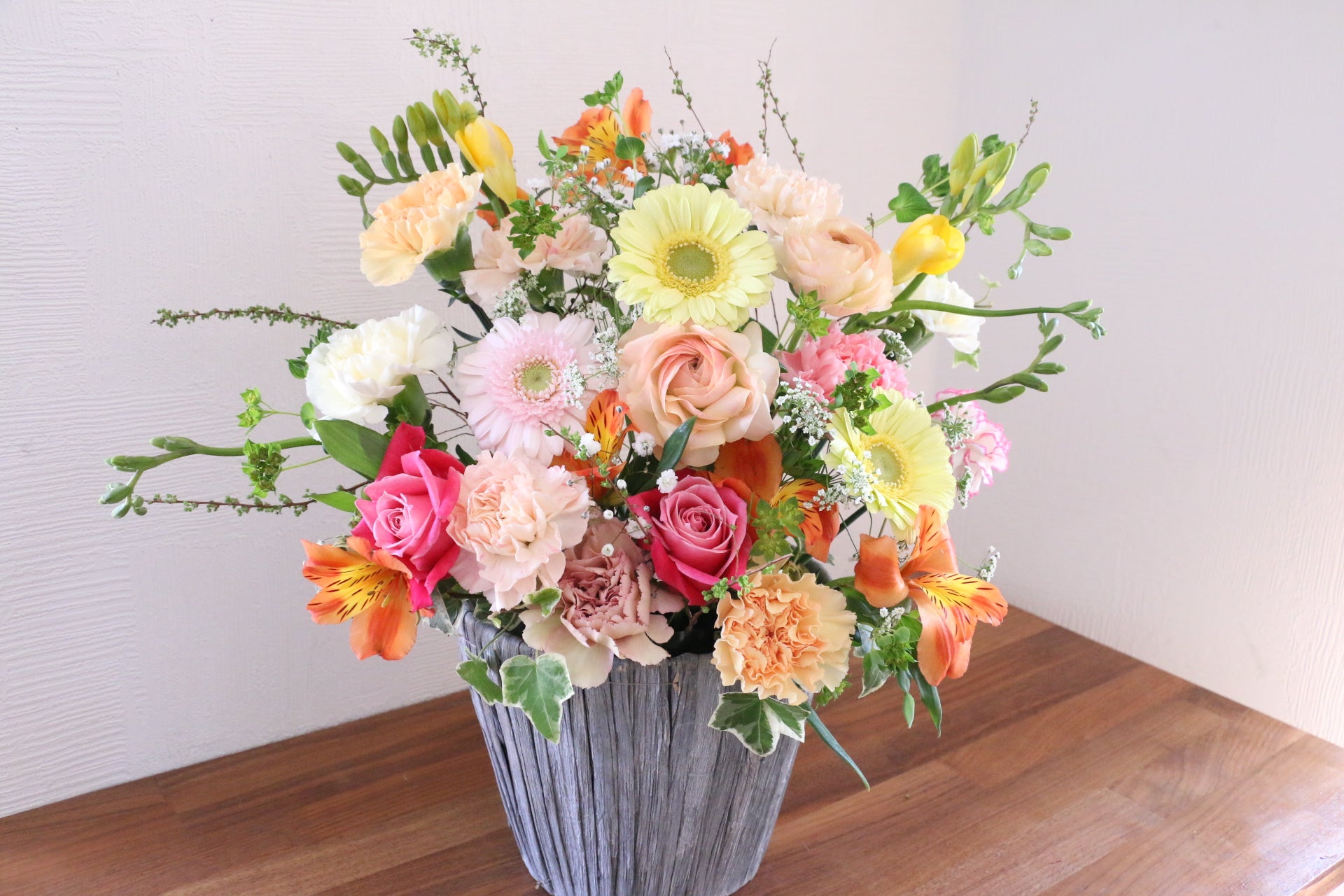ピンク・黄色のアレンジメント 10,000円 – 花・花束の通販サイト｜HanaTaku