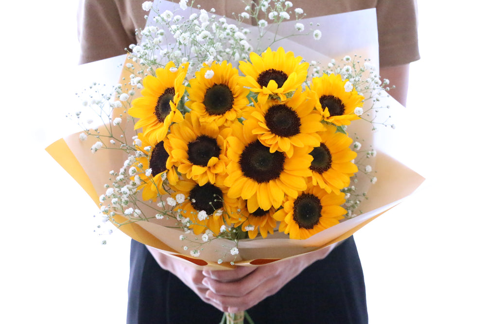 ひまわり12本とカスミソウ(かすみ草)の花束