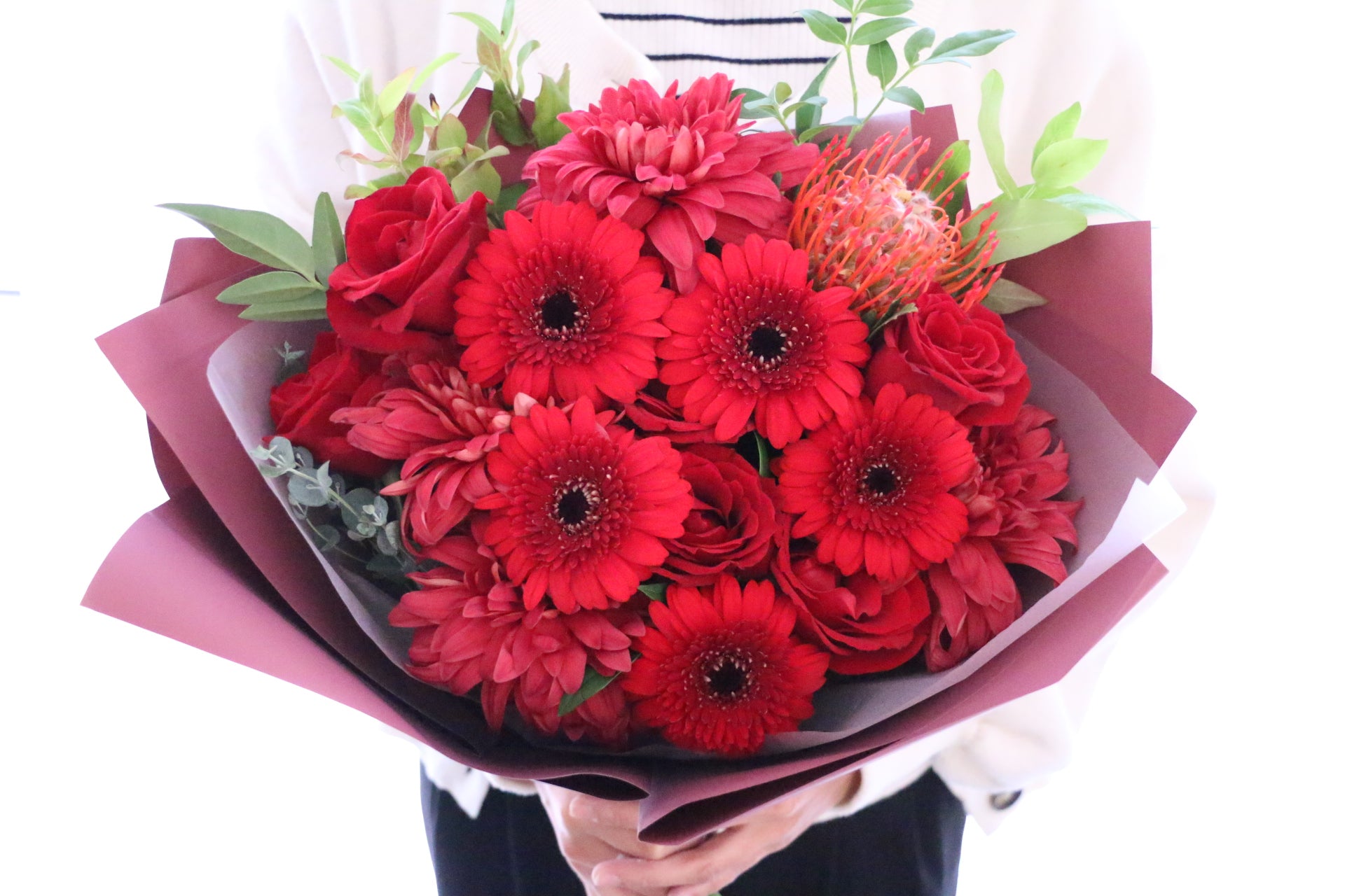 赤色の花束 9,000円 – 花・花束の通販サイト｜HanaTaku