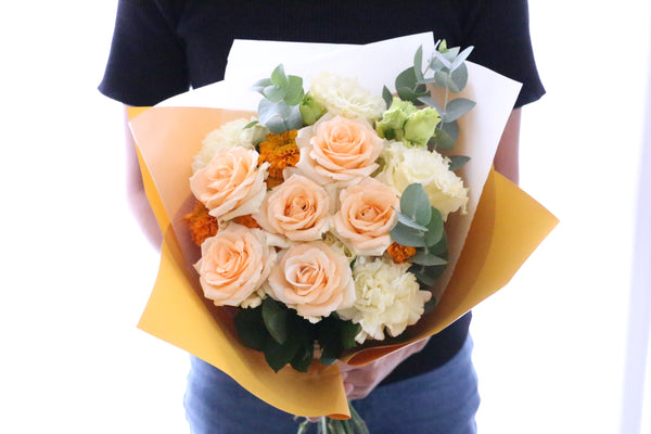 オレンジ色バラ入りの花束 Mサイズ 8,000円