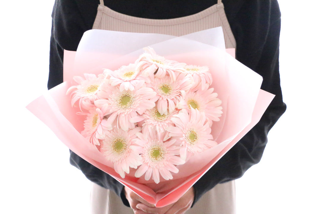ピンク色のガーベラの花束(12本)-私の妻になってください