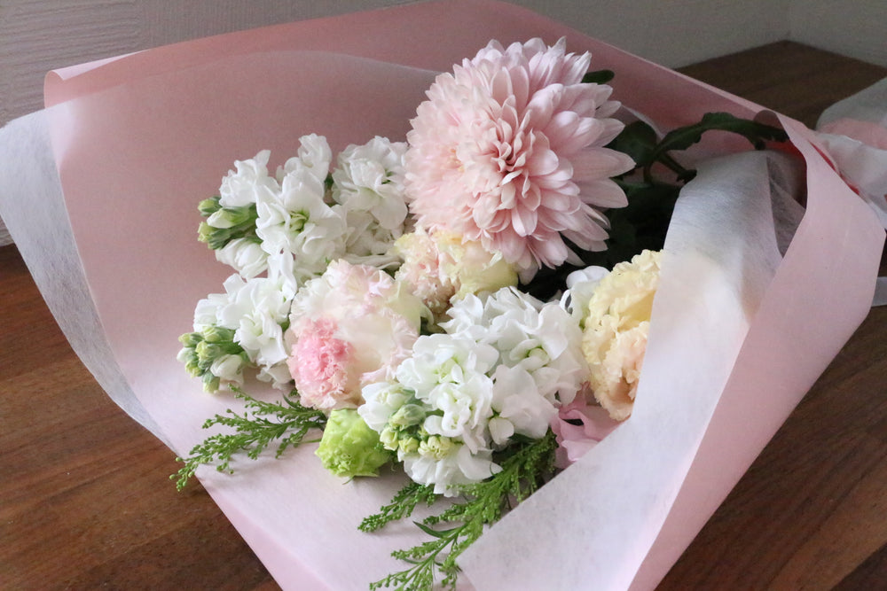 ピンク入りのトルコキキョウのお供え花束