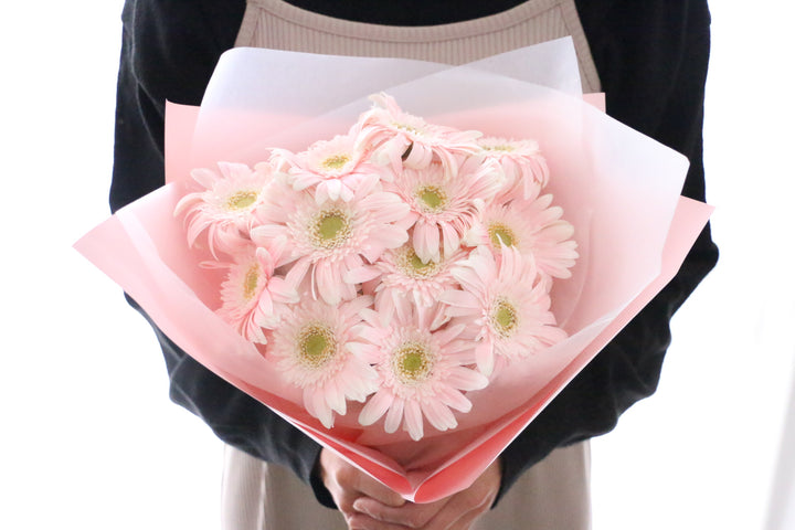 ピンク色のガーベラの花束(12本)-私の妻になってください