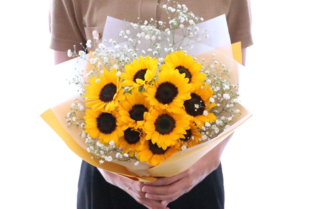 ひまわり11本とカスミソウ(かすみ草)の花束