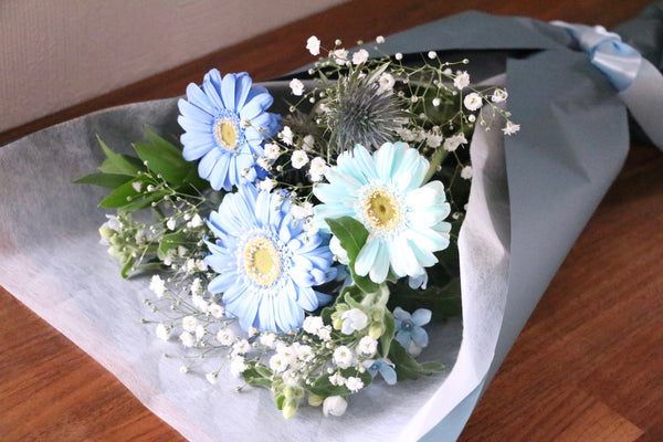 カスミソウ入り水色・青・白の花束 3,500円