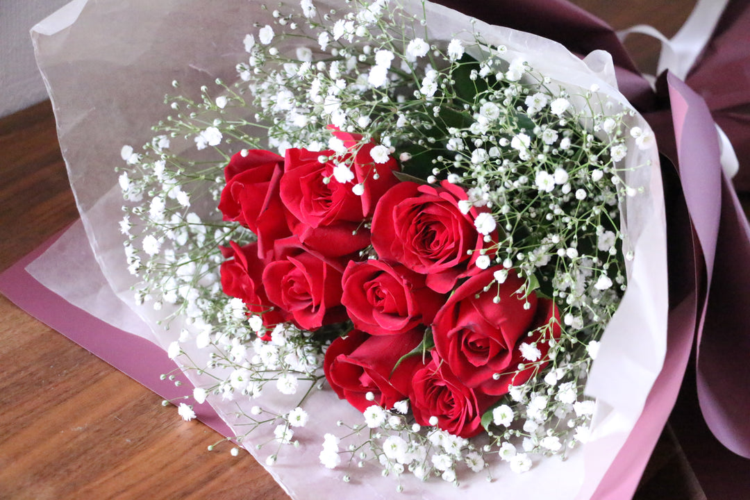 9本の赤いバラとかすみ草(包み込み)の花束・ブーケ