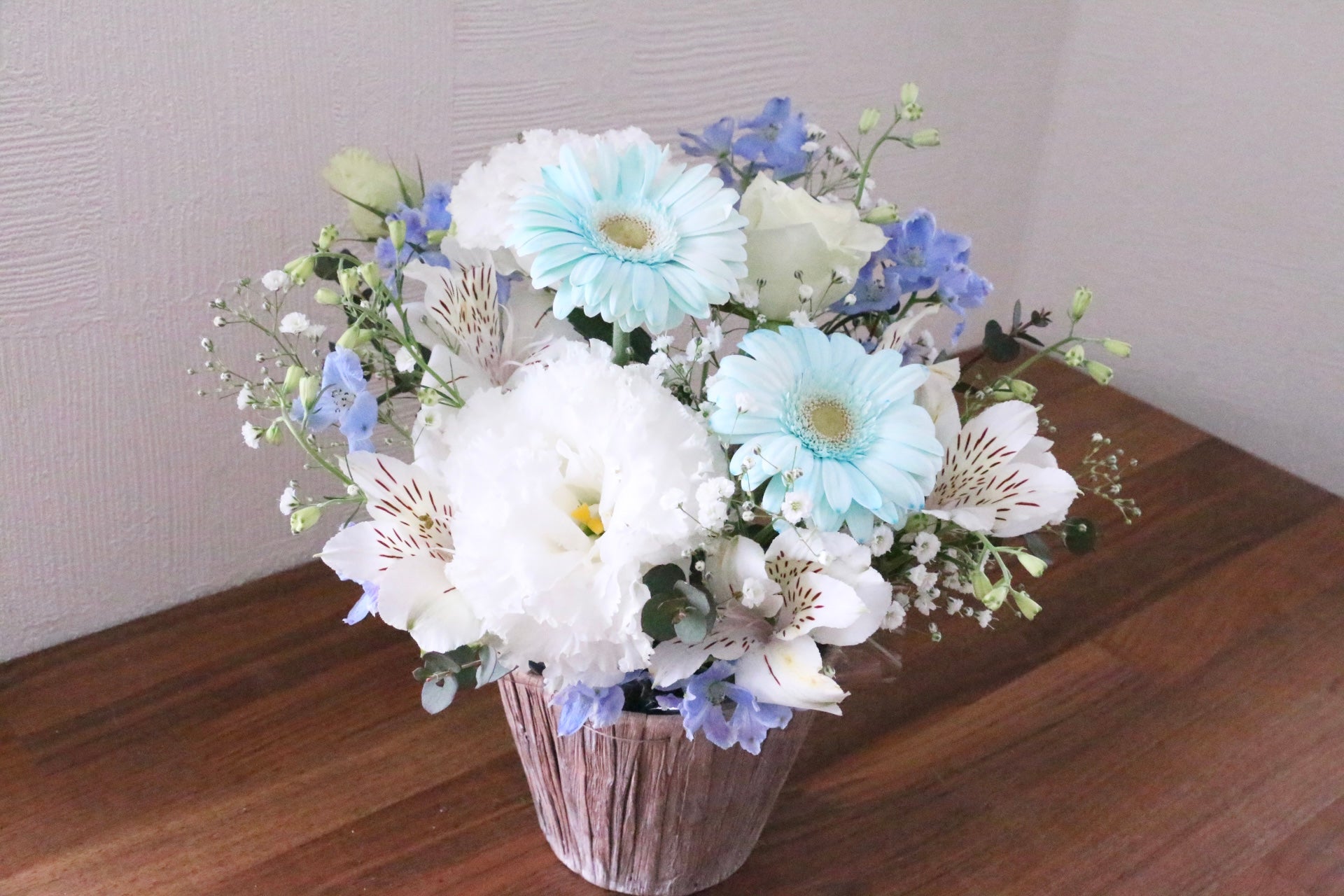 水色・青・白のアレンジメント 5,000円 – 花・花束の通販サイト