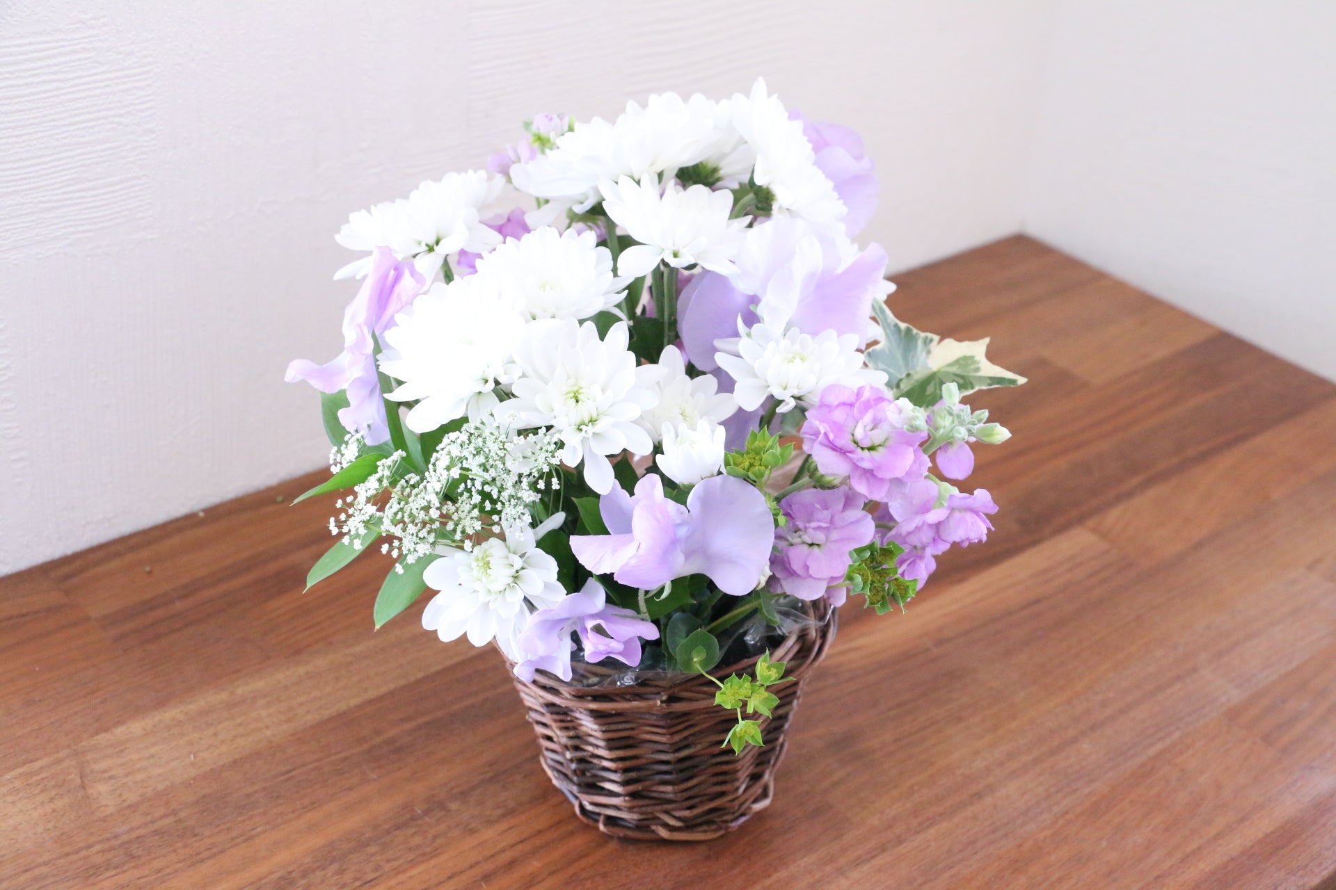 供花】白色・紫色のお供えアレンジメント 3,000円 – 花・花束の