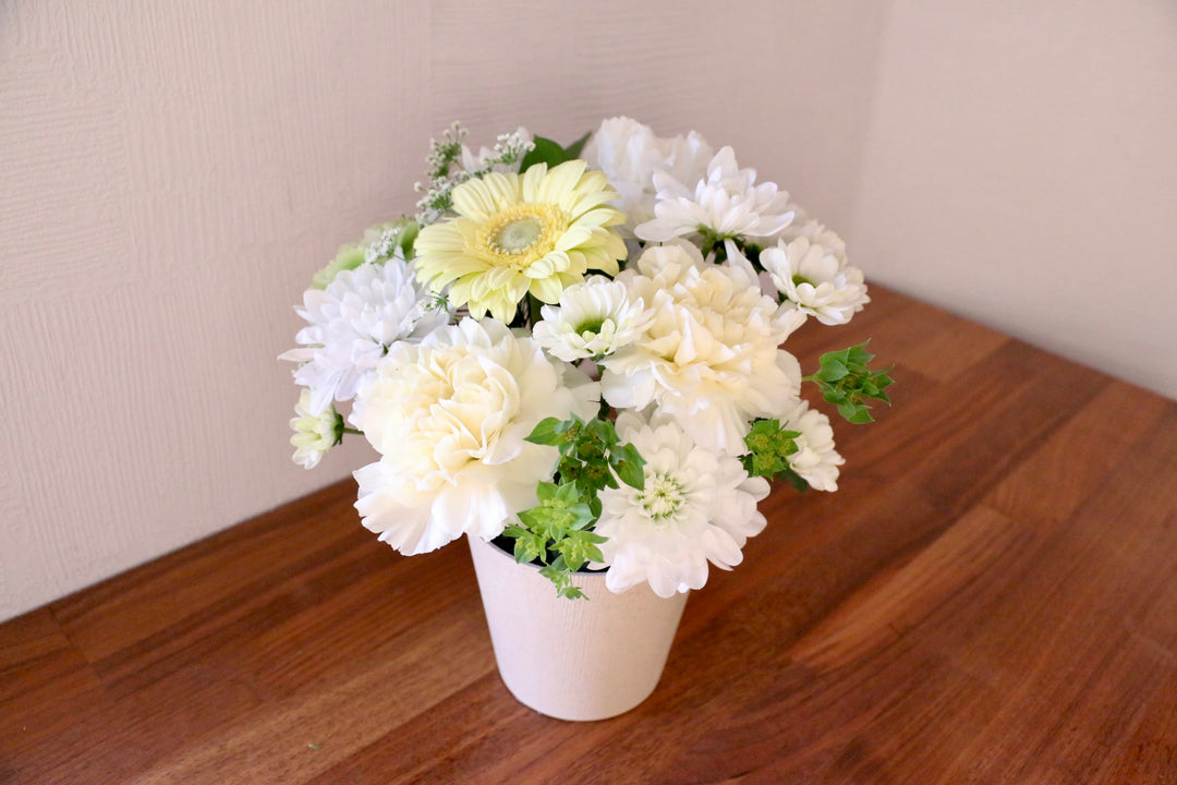 お供え花 アレンジメント 3,500円サイズ 白・黄色・オレンジ